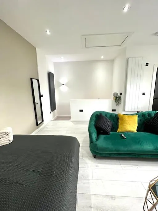 Farsley Studio Apartment 0*,